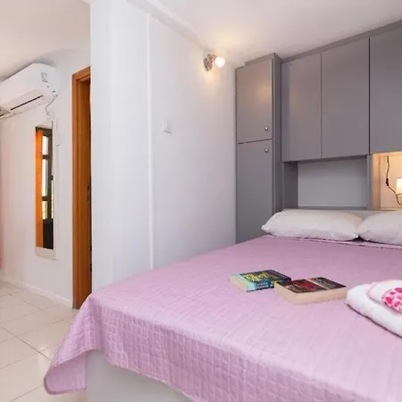 Niki In Hearth Of Apartament